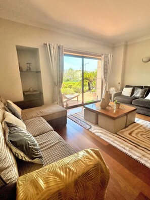 Smart-TV, DVD-Player, Bücher