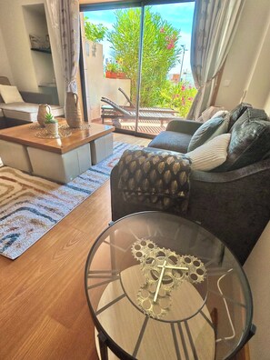 Smart-TV, DVD-Player, Bücher