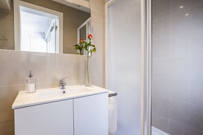 Shower, hair dryer, towels - Calado Duplex (Lisbon)