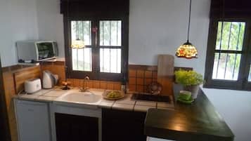 Fridge, oven, stovetop, coffee/tea maker