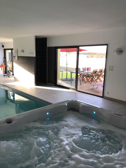 SUPERB VILLA, HEATED INDOOR POOL, SPA, 350M FROM THE BEACH