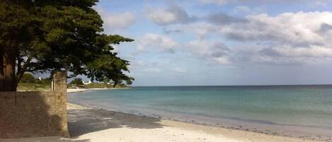 Una spiaggia nelle vicinanze