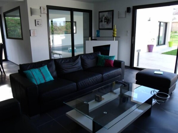 TV, DVD player, ping pong, books