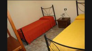 2 habitaciones, tabla de planchar con plancha y cuna de viaje