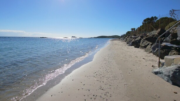 A beach with clear skies, calm water, and rocky terrain. - Villa Mary in Pula: exclusive location with private access to the beach (Pula)