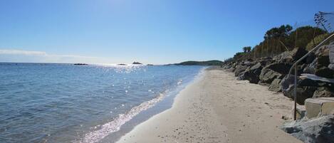 Una spiaggia nelle vicinanze, lettini da mare