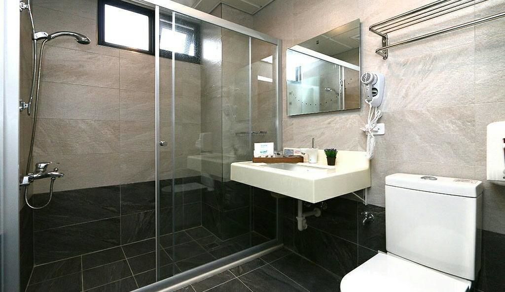Een douche, een regendouche, gratis toiletartikelen, een haardroger
