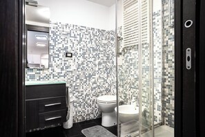 Chuveiro, secador de cabelo, bidê, toalhas de banho