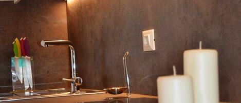 Microwave, oven, dishwasher, coffee/tea maker