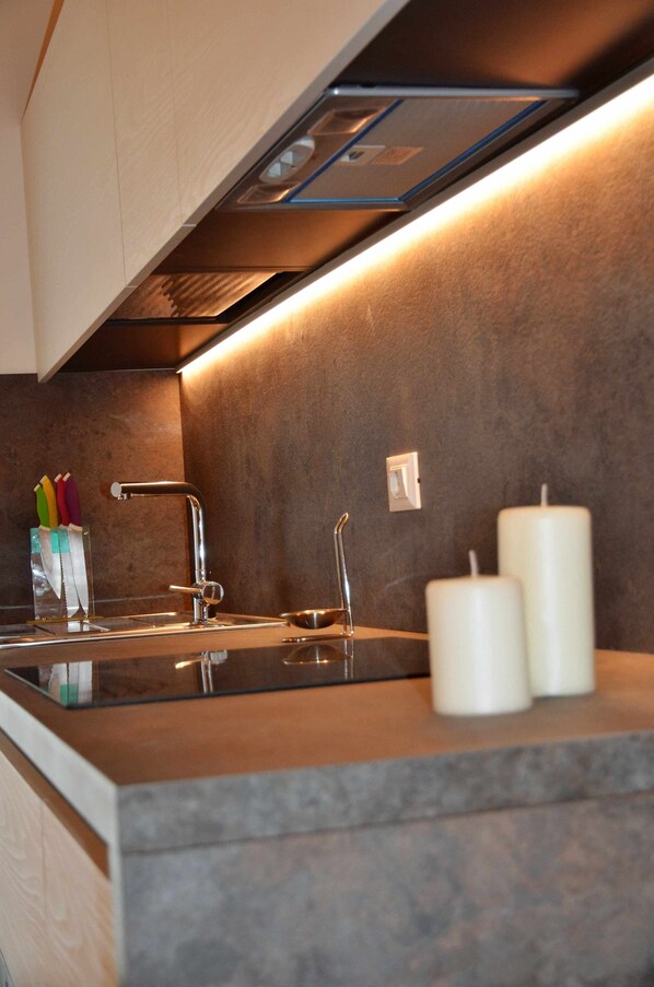 Microwave, oven, dishwasher, coffee/tea maker