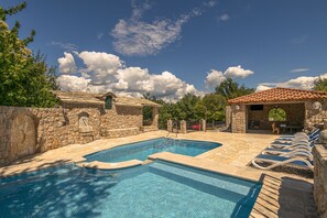 Una piscina al aire libre