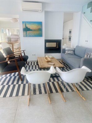 Smart TV, fireplace, DVD player, books - Casa Mare Nostrum: Chic Villa, Heated Pool & best bay Views (Almuñécar)