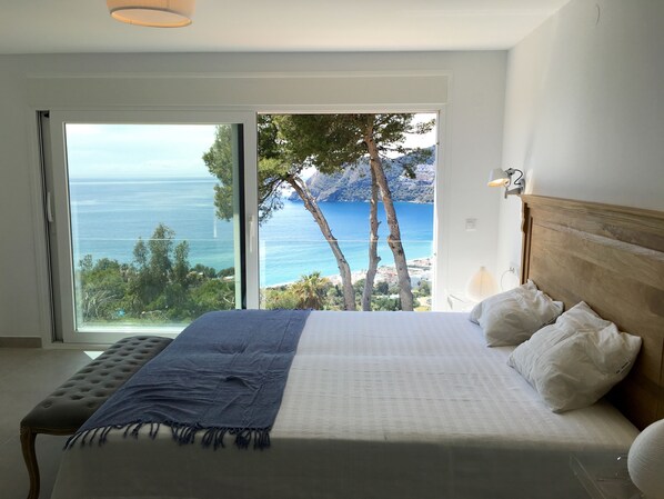 3 bedrooms, desk, iron/ironing board, travel crib - Casa Mare Nostrum: Chic Villa, Heated Pool & best bay Views (Almuñécar)