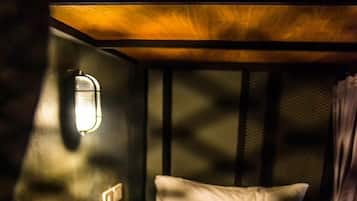 Escritorio, cortinas opacas, wifi gratis y ropa de cama