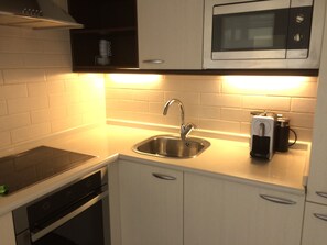 ثلاجة، ميكروويف، فرن، موقد طهي مسطح