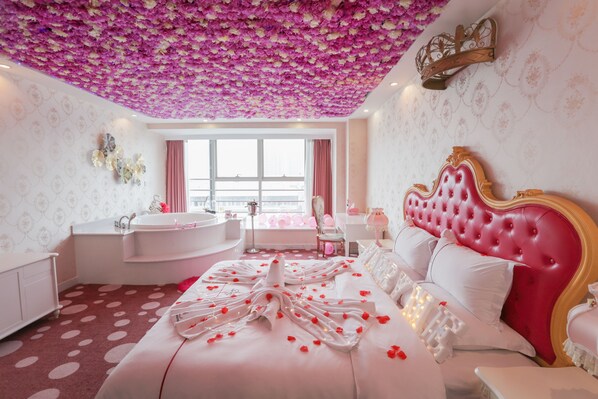 Escritorio, cortinas blackout, wifi gratis y ropa de cama