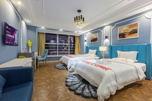 Chambre quadruple, 2 lits doubles, non-fumeur | Bureau, rideaux d’obscurcissement, accès au Wi-Fi (inclus)