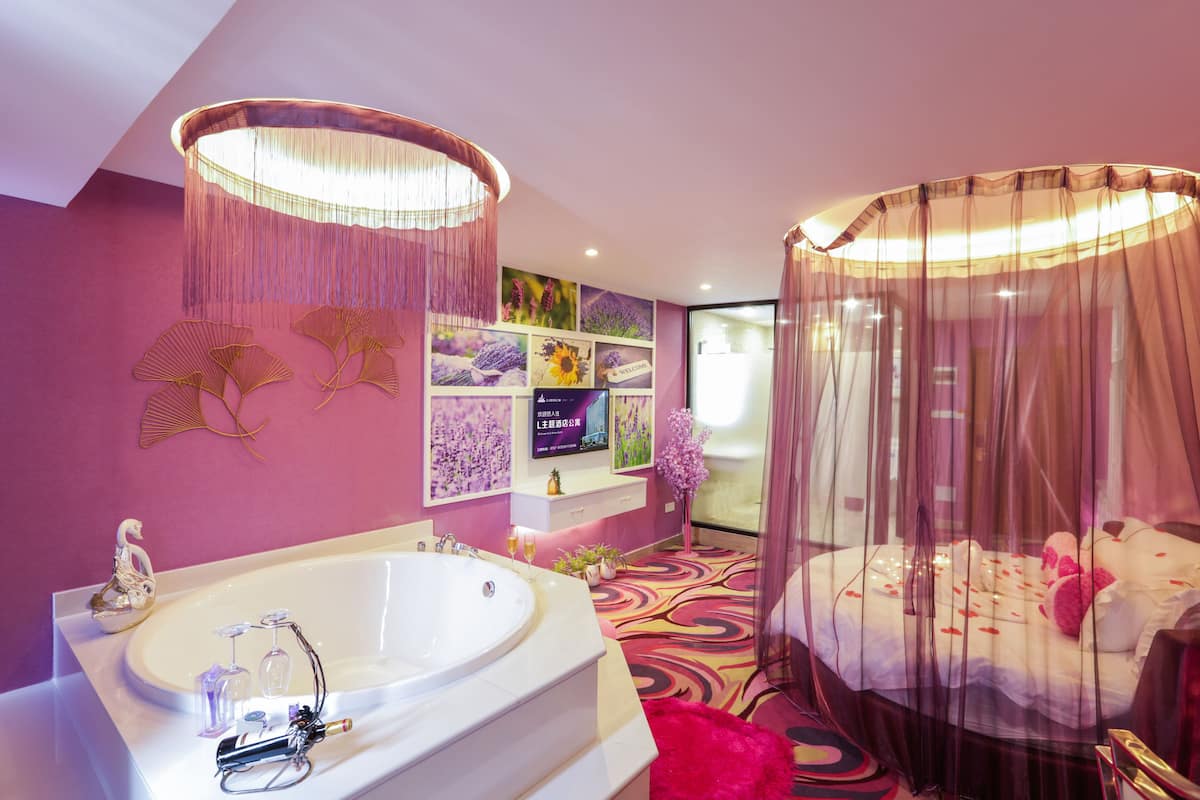 Senior Double Room | Desk, blackout drapes, free WiFi, bed sheets