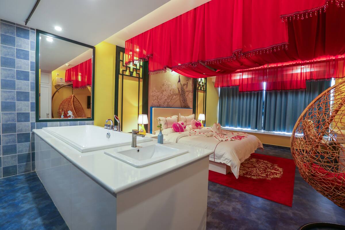 Deluxe Double Room | Desk, blackout drapes, WiFi (free), bed sheets