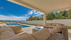 A covered outdoor area with a pool, lounge chairs, and a sofa. - Villa Morning View, sunrise and relax on southernmost point in Istrian peninsula (Ližnjan)