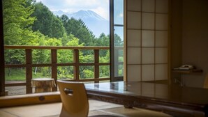 Une chambre avec vue sur la montagne et la forêt.