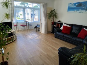 Smart TV, fireplace, video games, DVD player - Modern apartment on Sandbanks Peninsula, with private garden. (pet friendly) (Poole)