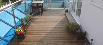 Modern apartment on Sandbanks Peninsula, with private garden. (pet friendly)