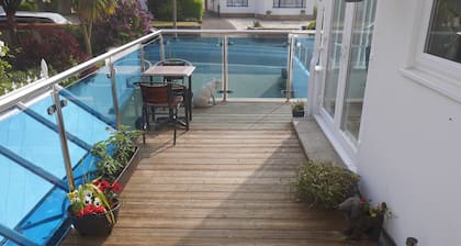 Moderno apartamento en la península de Sandbanks, con jardín privado. (mascota amigable)