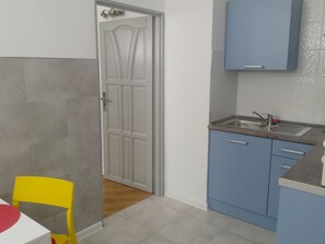 Kjøleskap, mikrobølgeovn, ovn og vannkoker