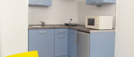 Refrigerador, microondas, horno y tetera eléctrica