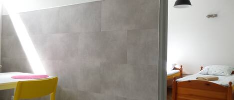 1 habitación, tabla de planchar con plancha, wifi y ropa de cama