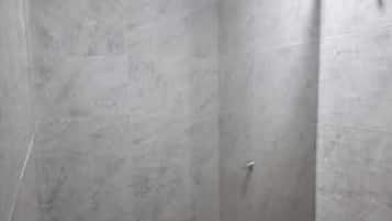 Badkamer met douche