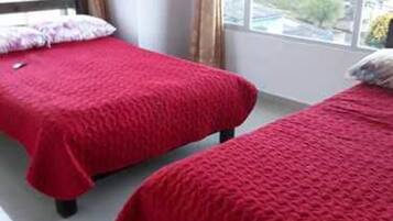 Tabla de planchar con plancha y ropa de cama