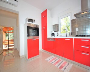 Fridge, microwave, oven, dishwasher - House Nensi with private pool and fenced yard (Rebici)