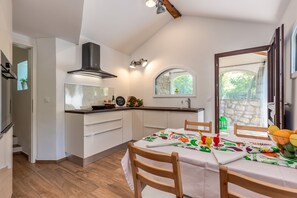 Dining - Kids friendly house with large private, fenced garden, pool, 1km beach (Omišalj)