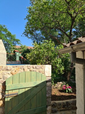 Property grounds - Kids friendly house with large private, fenced garden, pool, 1km beach (Omišalj)