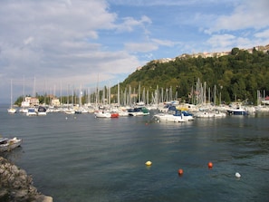 Marina - Kids friendly house with large private, fenced garden, pool, 1km beach (Omišalj)