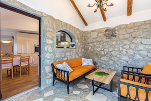 Televisión, chimenea, videojuegos y reproductor de DVD