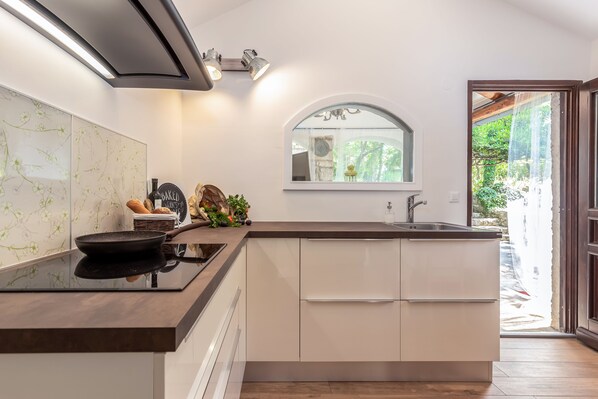 Fridge, microwave, oven, stovetop - Kids friendly house with large private, fenced garden, pool, 1km beach (Omišalj)