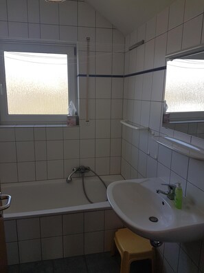 Badewanne, Haartrockner, Handtücher, Seife