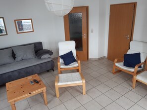 Een smart-tv, boeken en een stereo