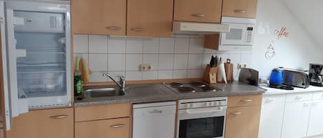 Refrigerador, microondas, horno y parrilla de estufa