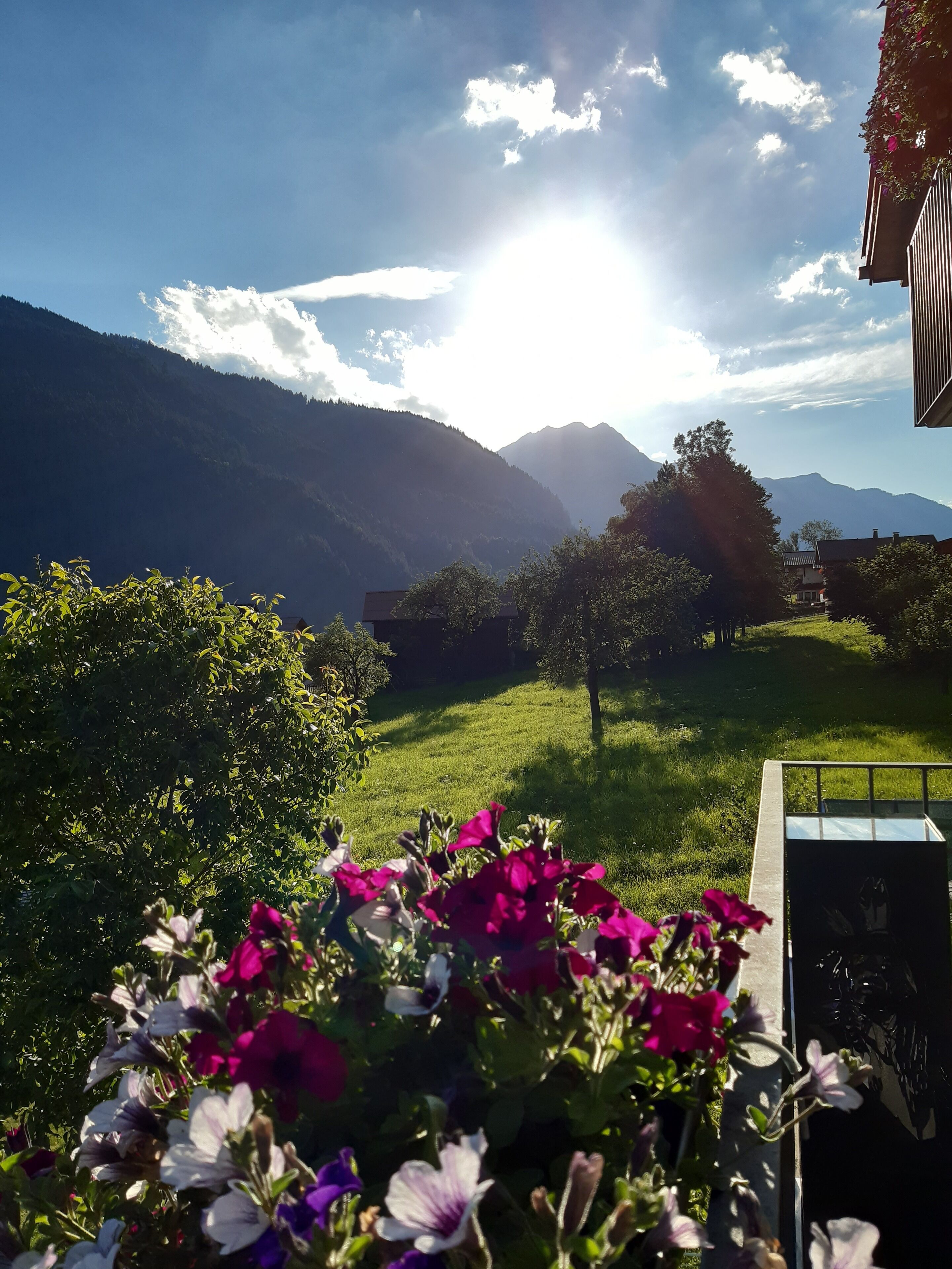 Vista de un paisaje montañoso con cielo despejado y luz solar.