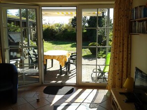 Fernseher, DVD-Player, Kinderspielzeug, Bücher