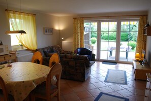 Fernseher, DVD-Player, Kinderspielzeug, Bücher