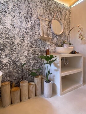 Dusche, Regendusche, kostenlose Toilettenartikel, Handtücher