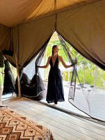 Una carpa con vista a un jardín.