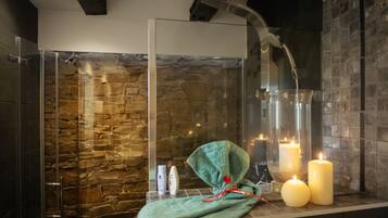 Dusche, umweltfreundliche Kosmetikartikel, Haartrockner, Handtücher