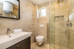 Hair dryer, towels, toilet paper - Villa Haya - studio apartment MASLINA with heated pool (Linardići)