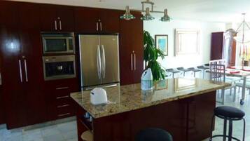 Duplex superluxo, várias camas, para não fumantes, vista para o oceano | Cozinha privada | Geladeira grande, micro-ondas, cooktop